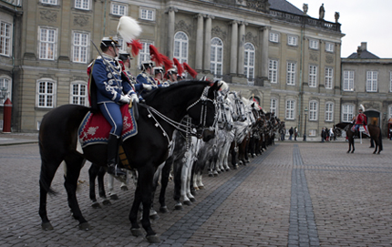 Gardehusarer foran Amalienborg