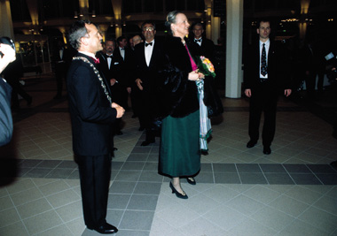 Dronningen i Musikhuset med borgmester Johnny Søtrup og prinsgemalen i baggrunden
